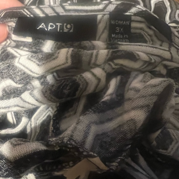 Apt. 9 Black and White Hexagon - Picture 3 of 3